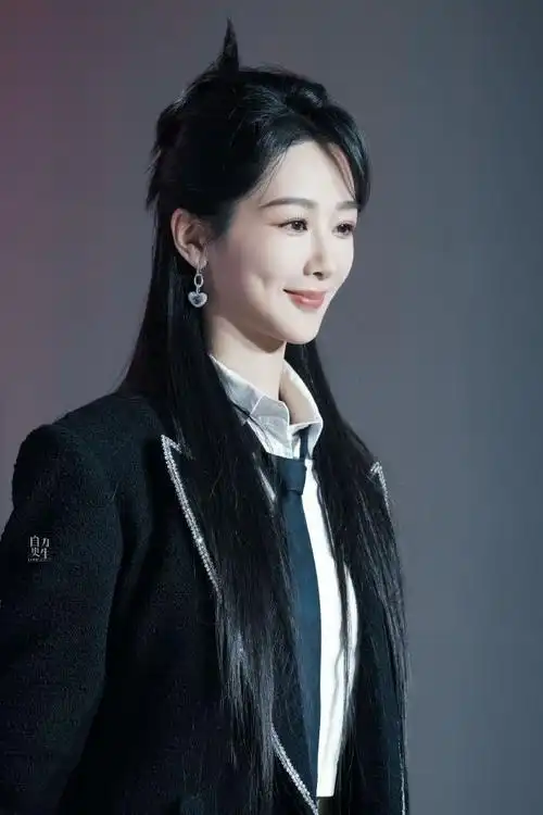 杨紫黑白制服套装