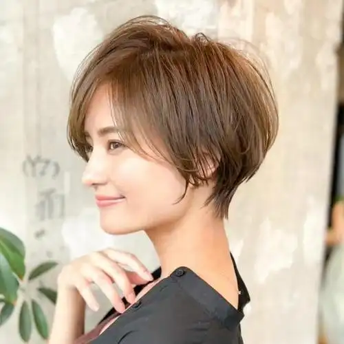 今天,我们就来聊聊三种备受瞩目的发型:半盖耳短发,外翘波波头以及齐