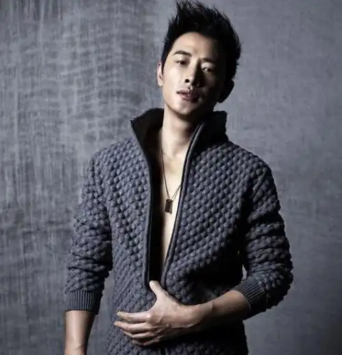 罗晋冬日熟男写真曝光大秀诱人健硕胸肌