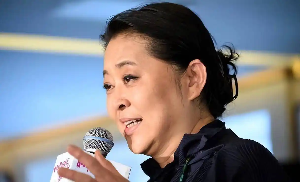 倪萍就算老了但仍然懂得保养瘦了之后美得像换了个人真有气质