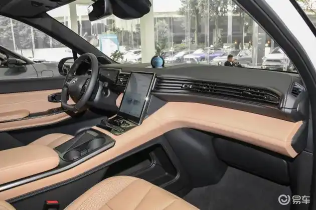 当前位置:>易车>蔚来es8方向盘摘要>摘要详情>内饰上,蔚来es8依旧是