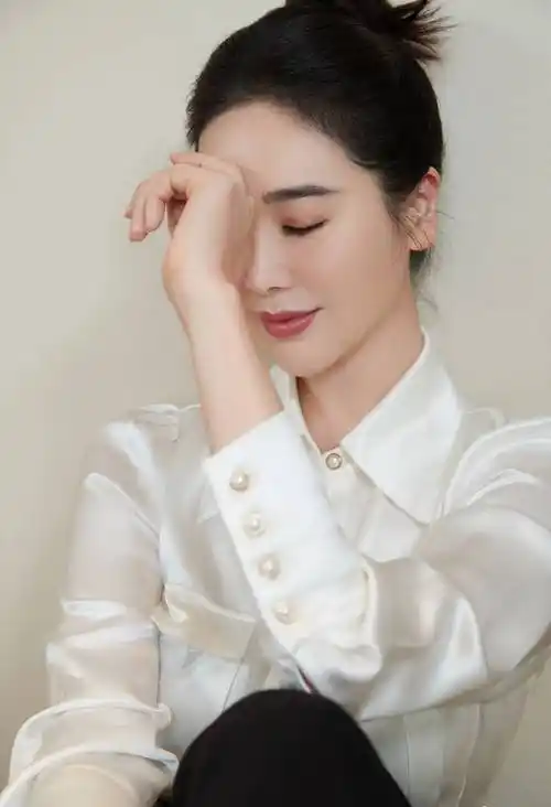 "氧气美女"左小青获聘文旅形象大使,出席活动白色衬衣黑长裤,展现知性