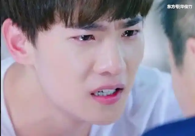 里深爱的酣畅将要离开时,陈伟霆悲伤的嚎啕大哭,就像一个大男孩一样
