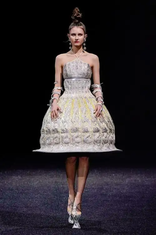 世界认可的高级服装设计师,是国内首位且唯一一位得到巴黎高级时装