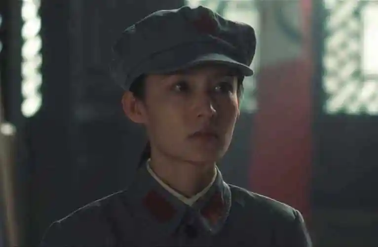 《追风者见面会:王一博露额清爽,王阳李沁大长腿吸睛》