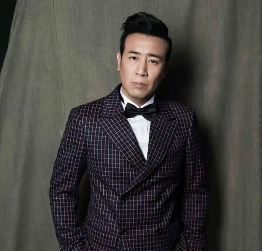 年到半百的于和伟,始终与身材"较劲",果然自律才能更自由