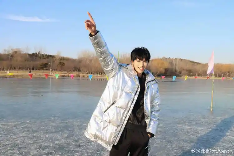 明星冰雪运动穿搭 邓超元的亮色搭配很拉风值得借鉴|滑雪服|冰场|雪场