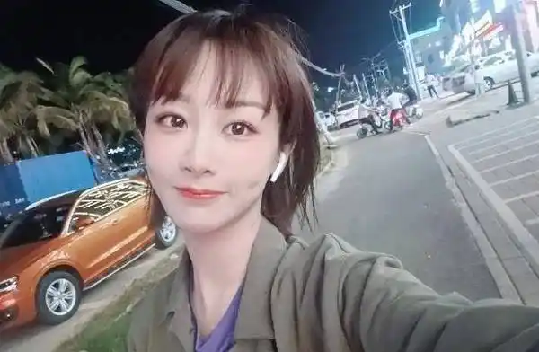 杨紫晒收工照,裹毛绒外套却不穿秋裤,助理镜头下又高又瘦_感觉_照片