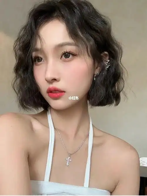 女士短发烫发