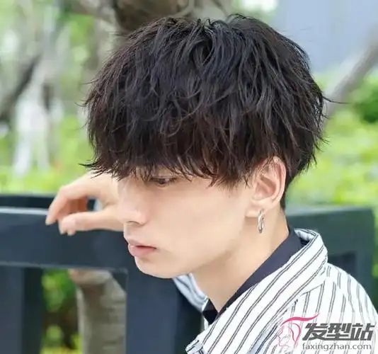 纹理烫短发,是日系发型中很常见的烫发发型,头发烫出纹理,蓬松又随性.