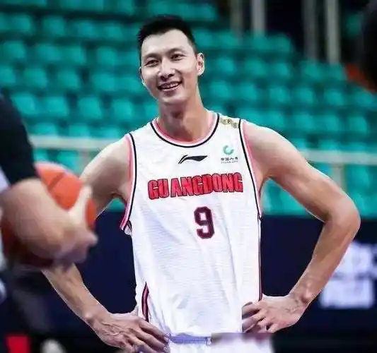 原创易建联27岁迎娶巴西足球宝贝36岁光荣退役育有两子家