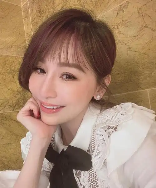 王心凌说别管我跷二郎腿,反骨甜心娇嗔粉丝心都融化了,好可爱!