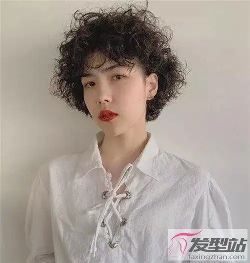 2020流行的羊毛卷短发 花式减龄甜美一整年