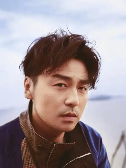 雷佳音杂志封面帅气写真图片