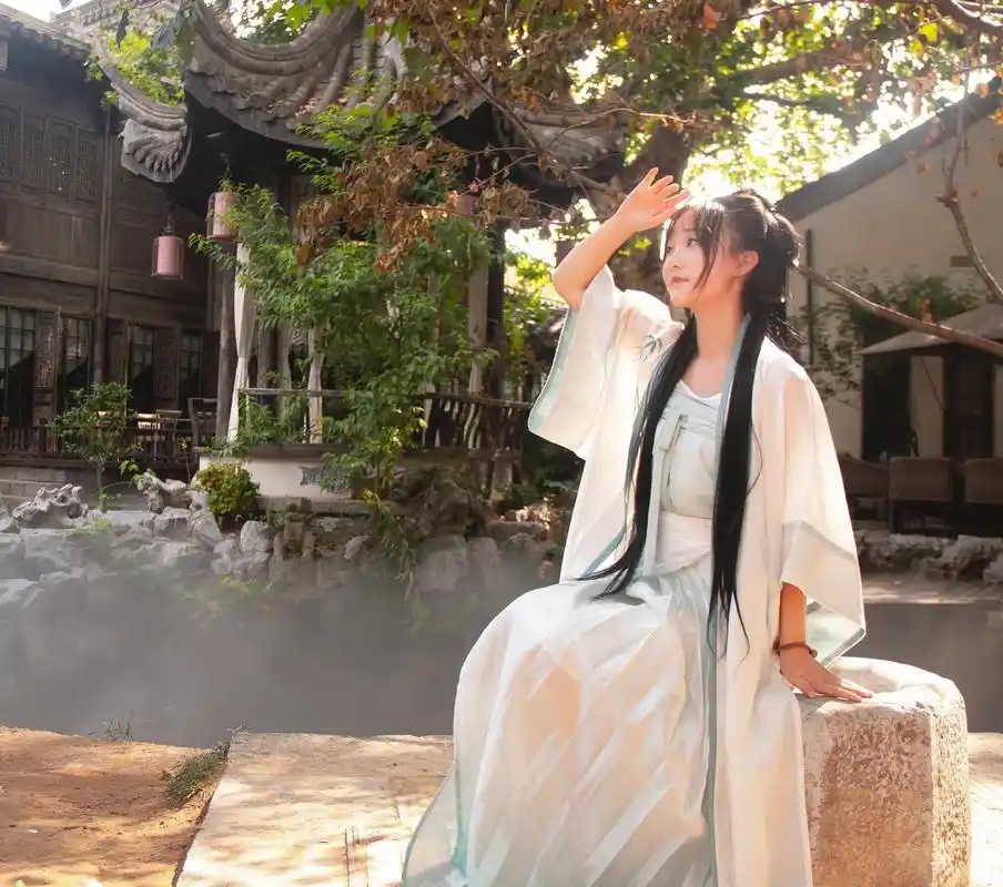 你一句春不晚 我就到了真江南#古风 #dzy大美女 - 抖音