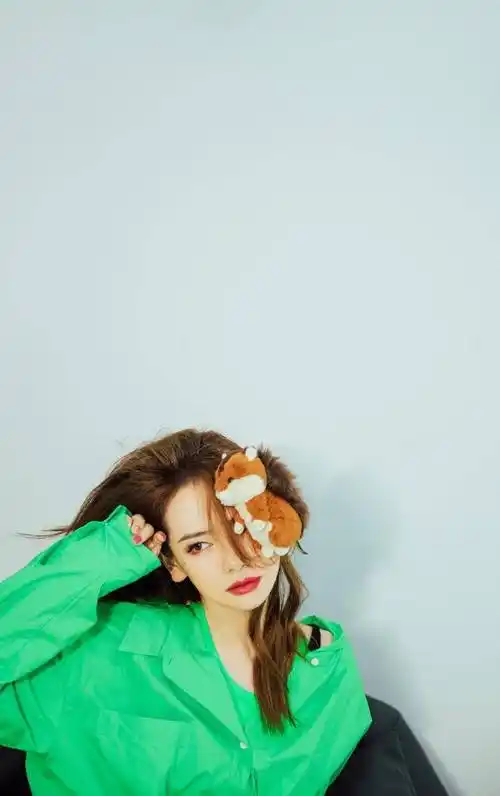 真是服了戚薇,一般人嫌弃的去世上衣,她穿上竟能凹出时髦感_绿色_造型