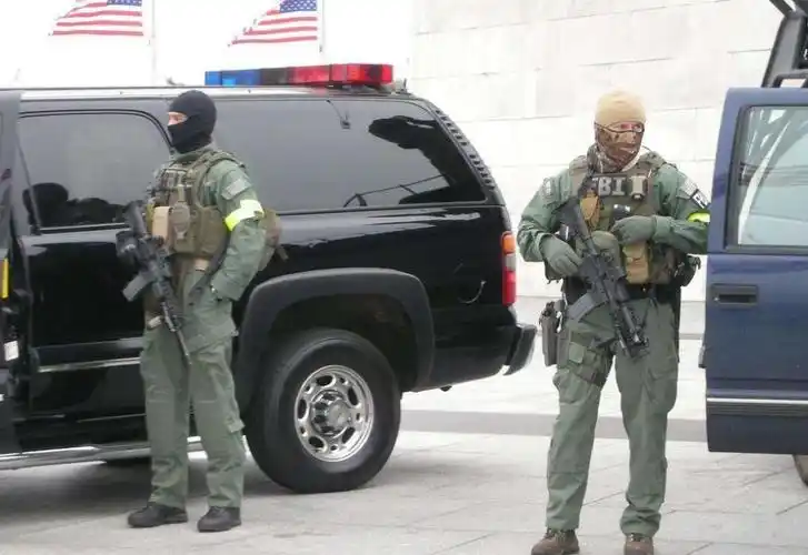 保卫安全的美国fbi特工