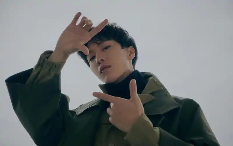 冷峻少年范丞丞帅气休闲干净迷人写真