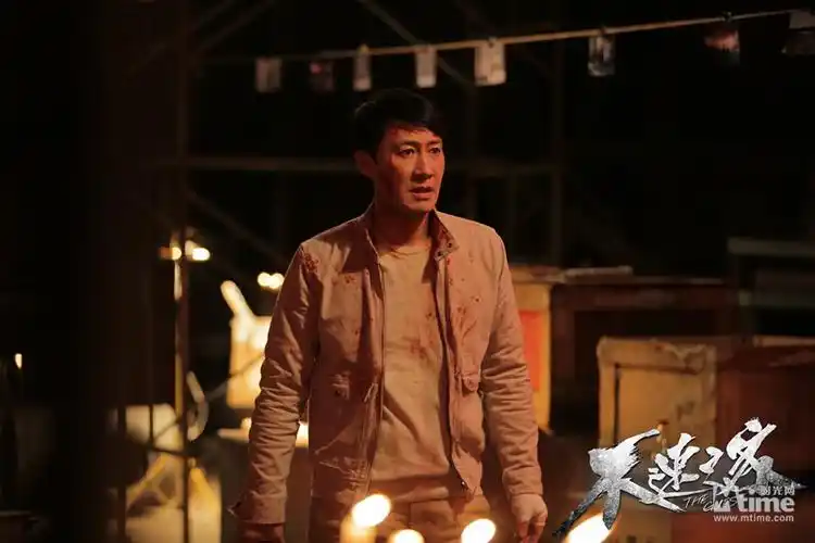 韩彩英搭档偶像黎明演绎患难情侣,在电影中意外被卷入一宗连环命案