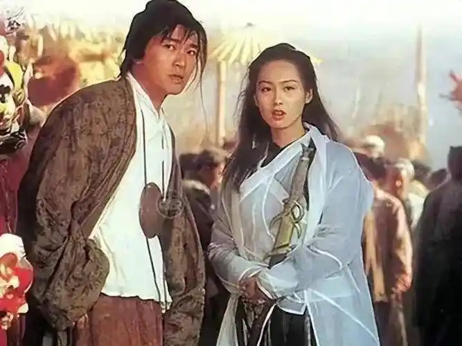 暗地里所有人都知道朱茵是周星驰的女朋友,但周星驰没有在媒体面前