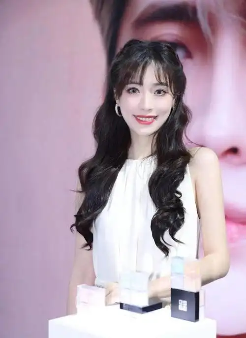 东方卫视女主持人司雯嘉