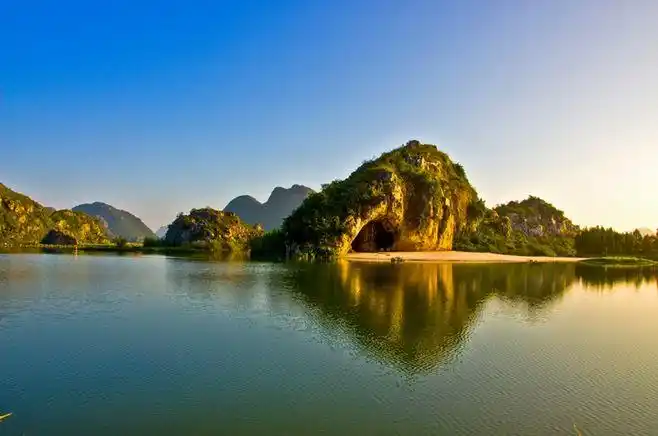 初升的太阳照着普者黑的山普者黑的水.