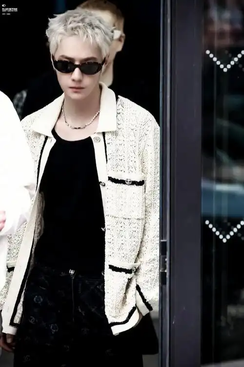 王一博白金狼尾街拍