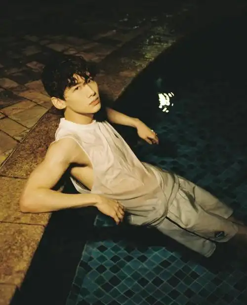 白敬亭真敢秀,湿身造型展现强壮肌肉,完美打造独特型男魅力