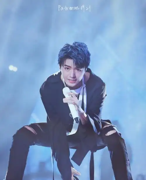 王俊凯的舞台照,这个男孩子真的超级适合舞台!