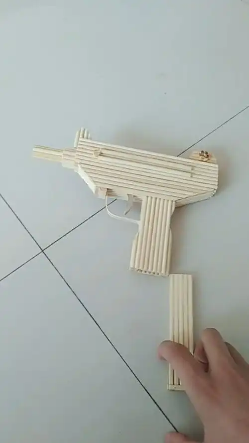 纯用一次性筷子做出来的,玩吃鸡的朋友有认识这把枪的吗?