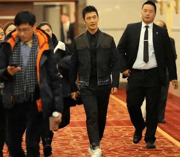 只能说,五五分的身材硬是让黄晓明接近1米8的身高,看着就矮了好几厘米