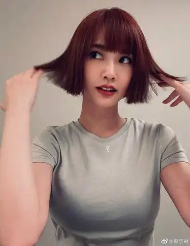 新浪娱乐讯 7月9日晚,杨丞琳在微博晒出自己的新发型,波波头齐刘海