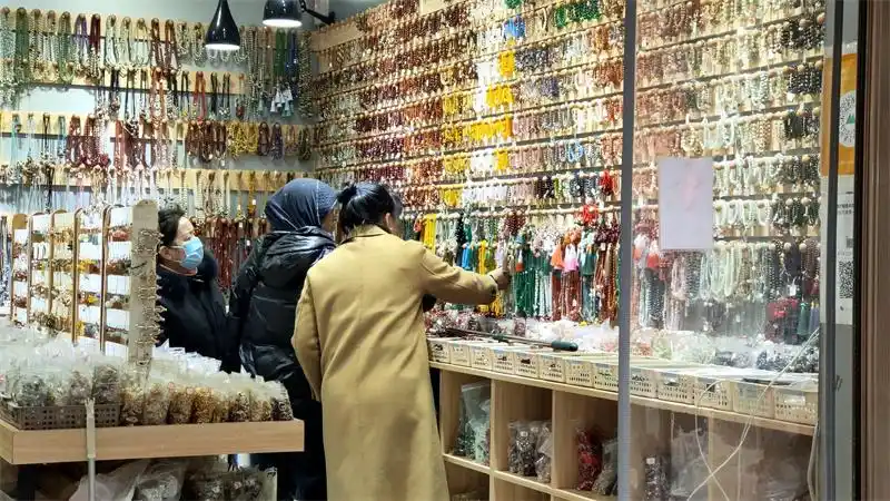 客户在玉器店内挑选商品 摄影 时君洋熙熙攘攘的玉器市场 摄影 时君洋