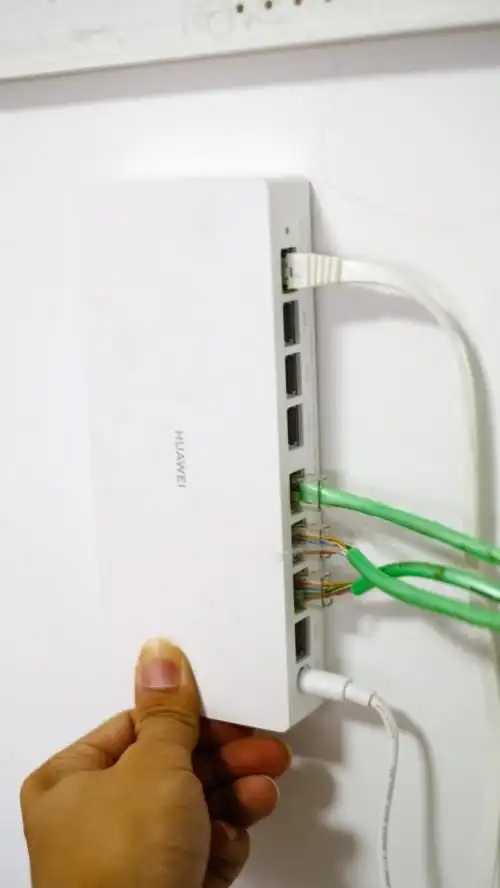 我们首先需要安装的就是华为路由h6的母路由,和常规的路由器一样,我们