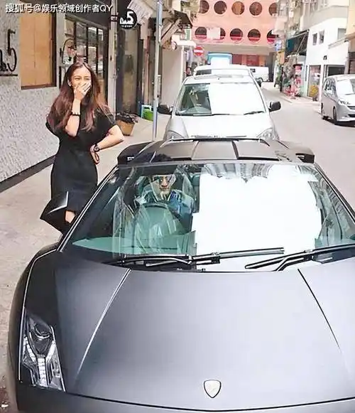 原创三天两头找前妻没想到离婚2年46岁黄晓明还是败给了baby