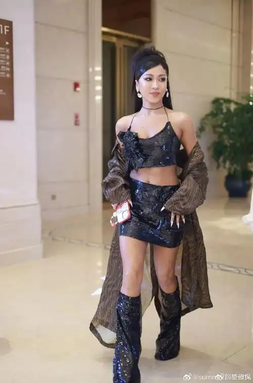 吉克隽逸又露腹肌了##吉克隽逸的四块腹肌