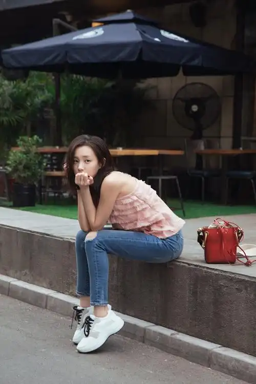 李一桐晒素颜生活照简约时尚私服穿搭