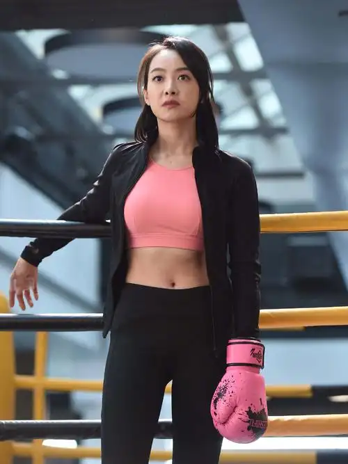 宋茜的齐肩短发看上去清新又减龄,偏分的刘海修饰了宋茜的脸部线条