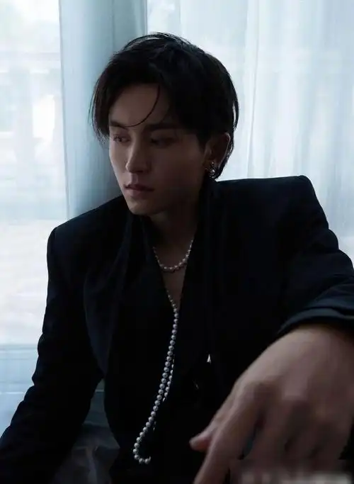 张哲瀚vogueme六月刊大片复古文艺风造型搭配清冷疏离气质