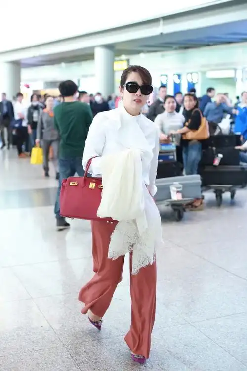 秦海璐机场造型真漂亮,穿一件白色衬衫搭配阔腿裤,魅力全开!