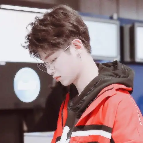 黄明昊头像二转注明猫辞奶奶