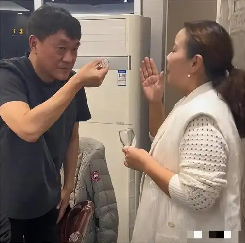 回顾何冰娶同桌做老婆相伴24年无绯闻