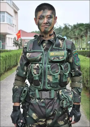 谁能帮我把下面的生活照修到上面穿军装的照片上 悬赏不是问题