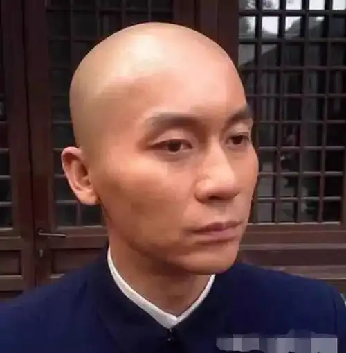 邓超还算可以,依旧帅气,发型不够颜值来凑.