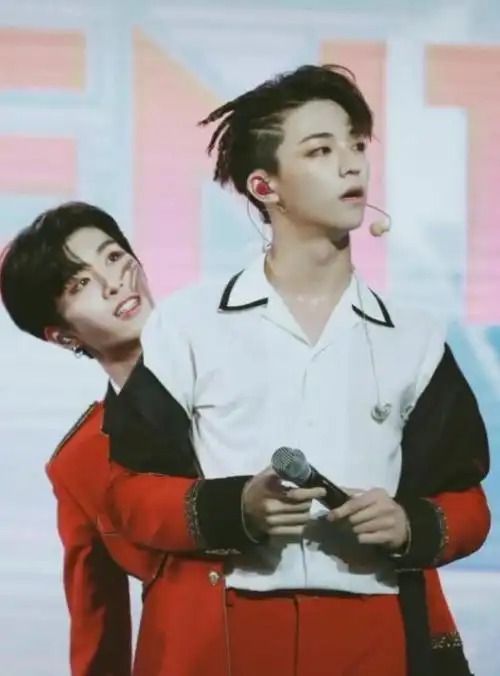 有种"迷弟"叫范丞丞,台上疯狂偷看陈立农脏辫,内心戏太明显!