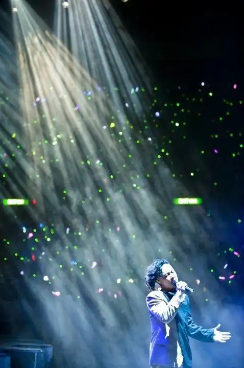 去听一场陈奕迅的演唱会