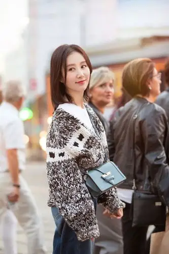 舒畅最新秋季时尚街拍图片[3/3]_明星_美桌网