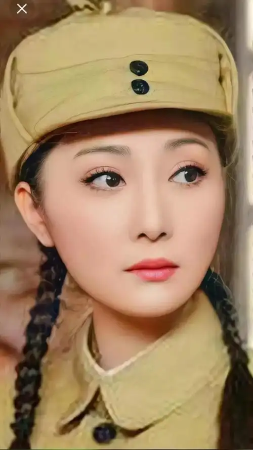 蒋林静军装照英姿飒爽,甜美可人,流露出迷人的光芒