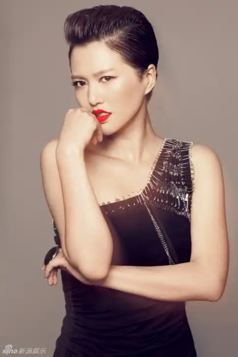 亚运推广大使谭维维时尚大片 女王气势十足