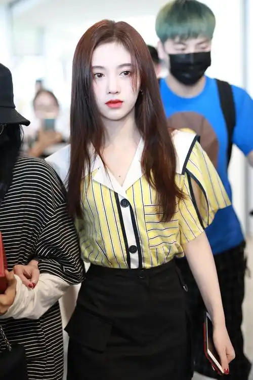 鞠婧祎机场生图